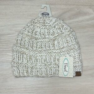 Fossil Launa Beanie Cream Gold Knit New msrp $36 
New with tags